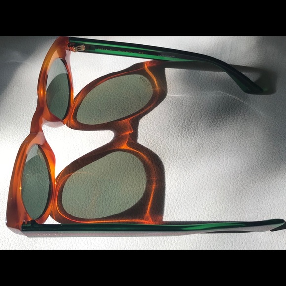 <>  SOLD <>  Gucci Sunglasses - Picture 3 of 8